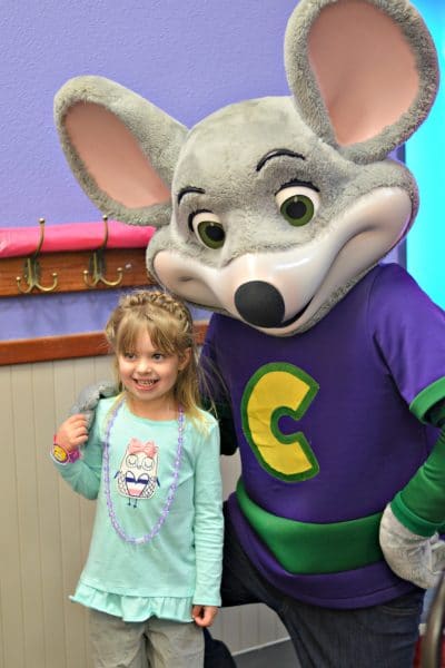 How To Throw an Amazing Birthday Party at Chuck E Cheese's - My Latina ...